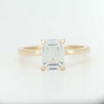 zlatni zaručnički prsten sa emerald cut cirkonom