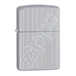 Zippo 29701 je klasični satin kromirani model s istaknutim Zippo logotipom i finim linijskim ukrasom.