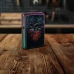 Zippo 46583 – Dark Heart Design je stilski i intrigantan model s iridiscentnom završnicom i zastrašujuće elegantnim motivom srca.